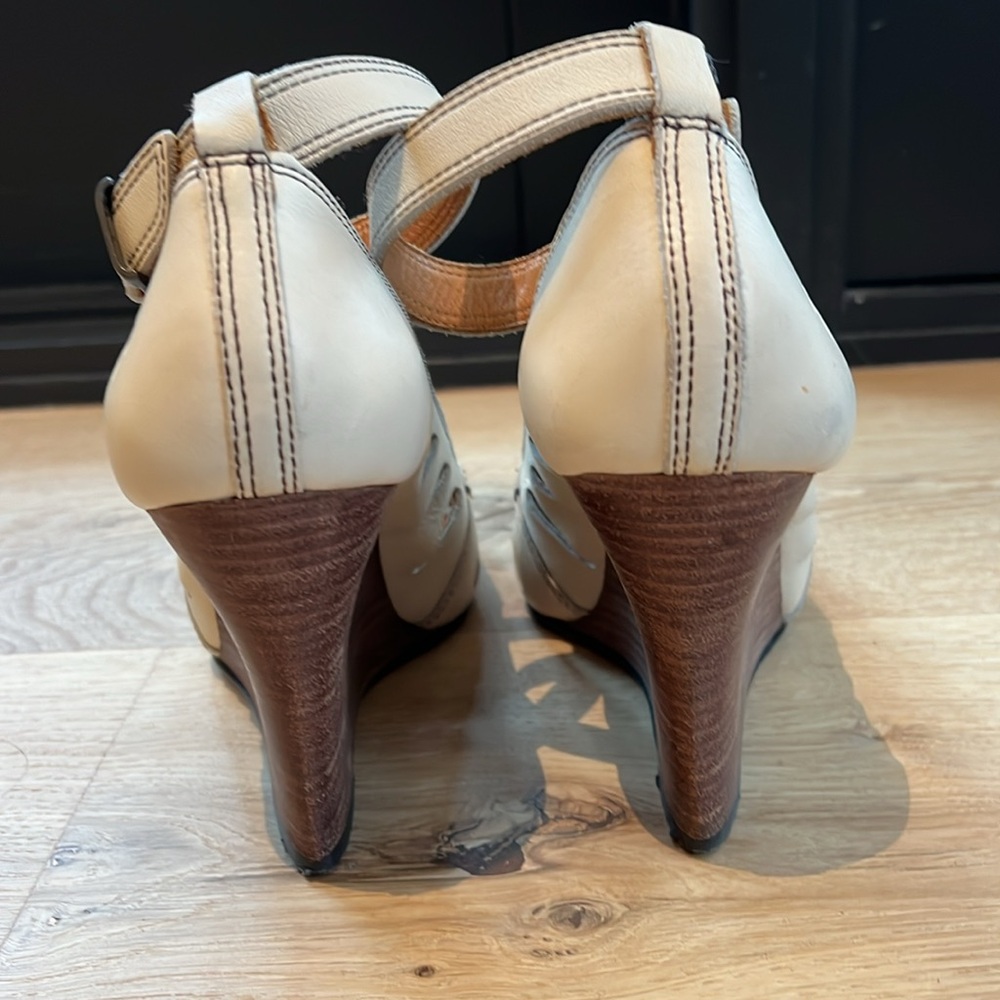 FRYE Women’s Cream Ankle-Strap Peep-Toe Sandals - Picture 4 of 11